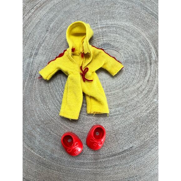 Vintage Strawberry Shortcake Berry Wear Berry Quick Jogging Outfit & Red Shoes - Picture 1 of 2